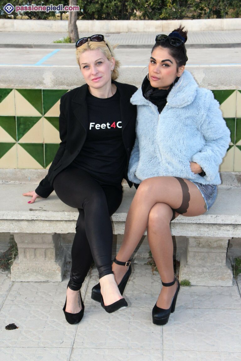 Two gorgeous girls show their sexy feet